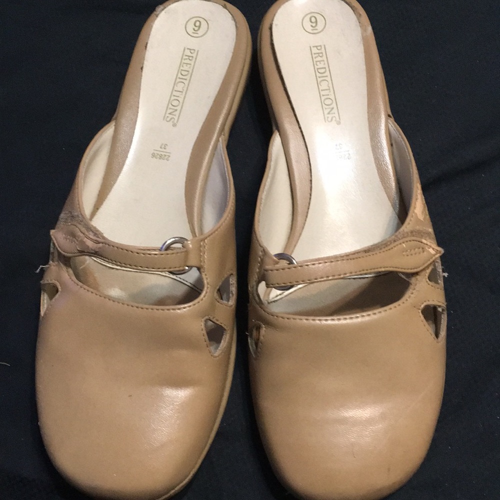 Predictions sandals or close toe size 9 *3 for 15*